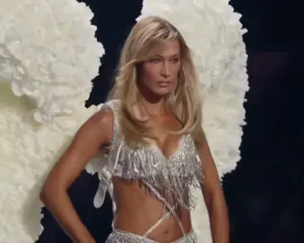 Bella Hadid (@bellahadid) para o Victoria's Secret Fashion Show 2025. 📽 @victoriassecret 