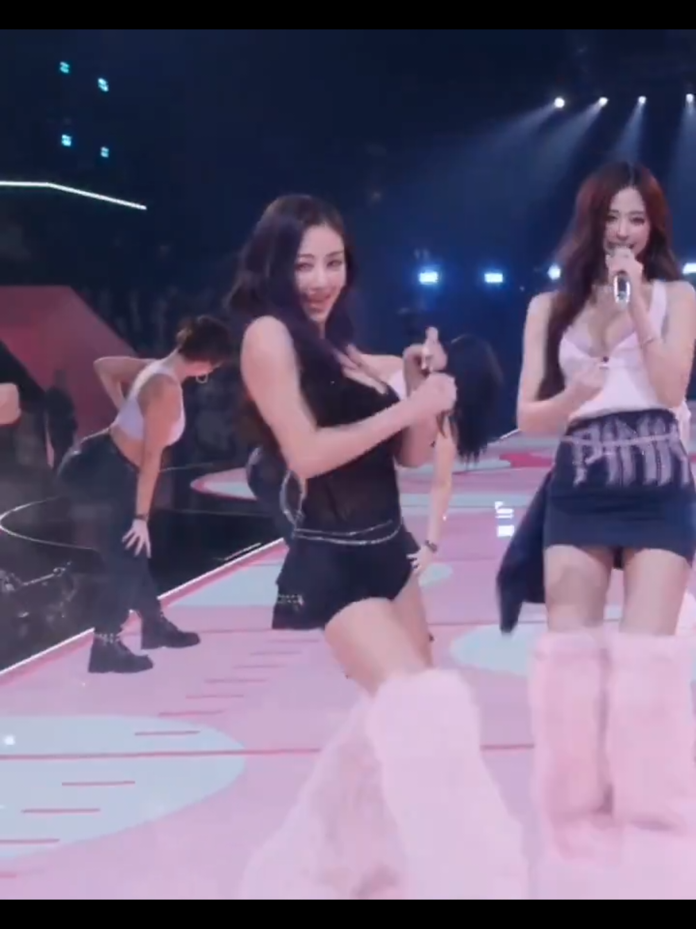 The Park Jihyo everyone! for Victoria Secret Fashion Show #TWICE #JIHYO #vsfs2025 #victoriasecretshows @TWICE @victoriassecret 