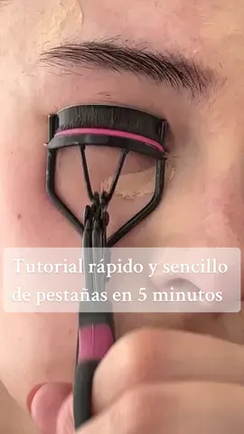 Aquí les hice un tutorial rapidito de cómo me hago las pestañitas en 5 minutos, espero les guste este es mi segundo video tutorial que hago este año💋, tmbn agradecerles por todo el apoyo y los lindos comentarios que tuvo el tutorial anterior que hice, trataré de estar lo más activa posible a pesar de estar matándome con estudios por la paes, los amo a todos🥵😭💋👩‍❤️‍💋‍👩 . #m #makeuptutorial #makeuptips #tutorialdemaquillaje #maquillaje 
