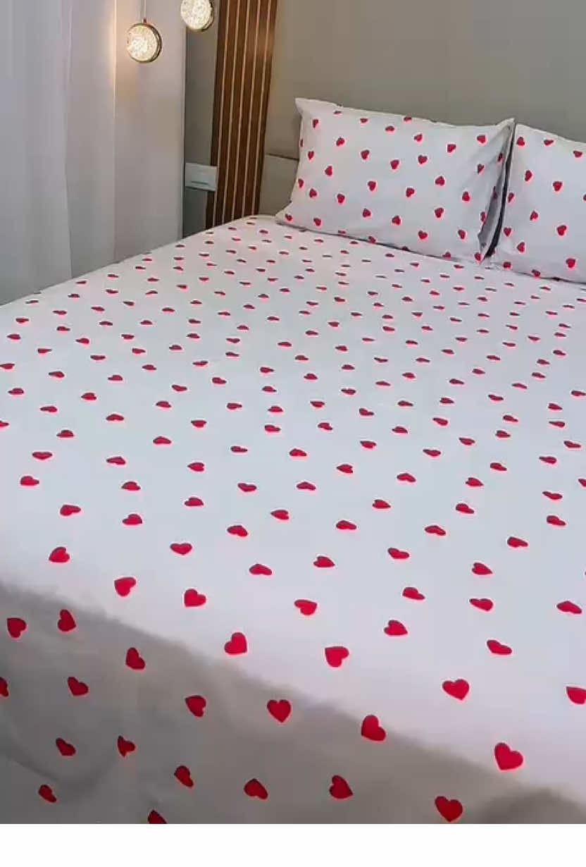 Jogo de lençol com 4 peças, todo em 100% algodão! Com uma estampa delicada de corações, ele traz aquele toque suave e aconchegante que a gente ama ❤️ Perfeito pra deixar o quarto ainda mais charmoso e confortável!#coracao #enxoval #lencol #fronha #ibitinga 
