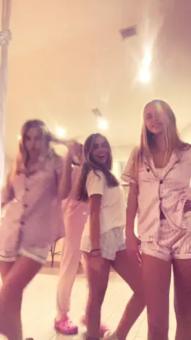 Victorias beautiful angels 🪽🪽 @Mariana de Lemos @𝒟𝒾𝒶𝓃𝒶🦋 @Emily 