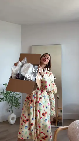 Revolve try-on haul🤩🤩🤩 amé demasiado todo!!! @Revolve #revolveambassador #haul #fyp #revolve #OOTD 
