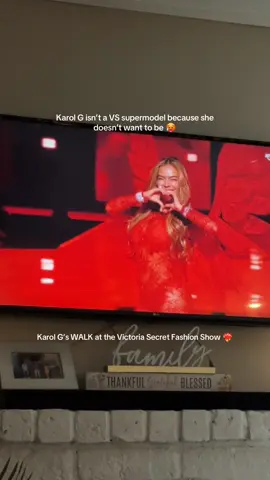are you kidding me ICONIC ❤️‍🔥 Her end thooo 💋 #karolg #victoriasecretfashionshow #victoriassecret #victoriasecretfashionshow2025 