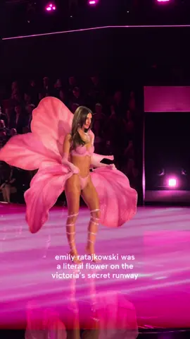 #EmRata was in full bloom at the #VictoriasSecretFashionShow. #VS 