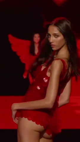 #YasminWijnaldum @Yasmin Wijnaldum walks the #VictoriasSecret @Victoria’s Secret runway 🩷 #Runway #Fashion #Model 