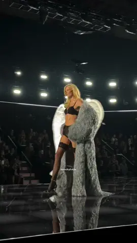 #AlexConsani for #VictoriaSecret Fashion Show 2025 🖤 #therealbigfashion @Victoria’s Secret @Alex Consani 