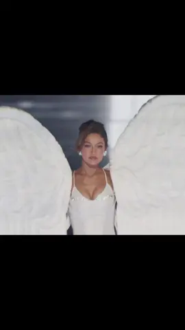 @LISA may not have been here but her song ‘New Woman’ was played at Victoria Secret 2025 Fashion Show #lisa #victoriasecret #VSfashionshow #vsfs #newwoman 