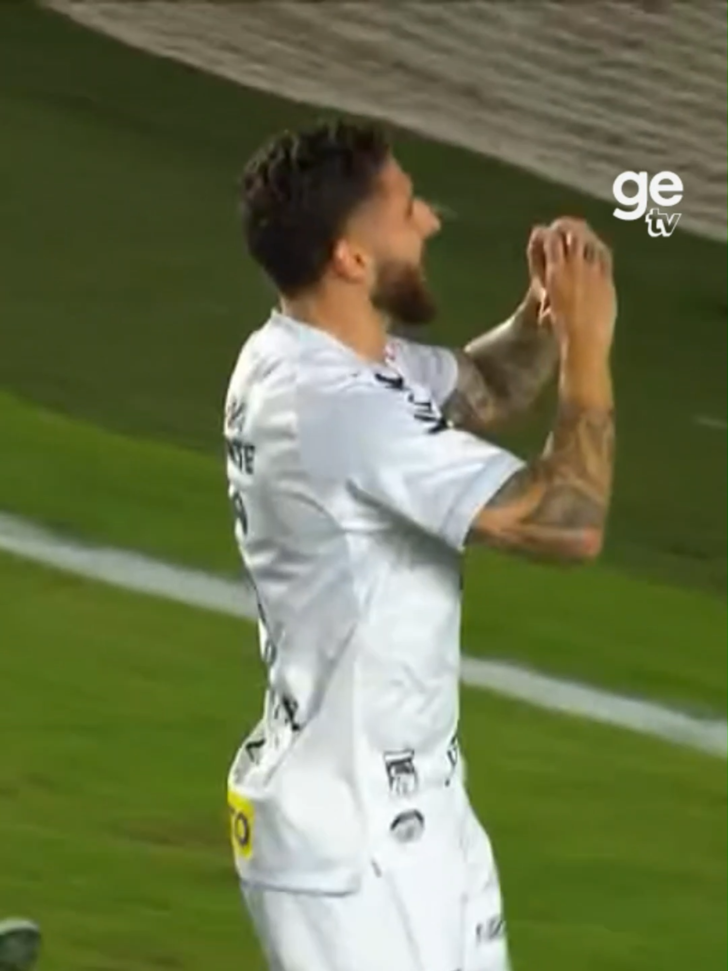 🐳 Barreal cobra na cabeça de Zé Rafael, que cabeceia pro fundo das redes! É o Santos na frente contra o Corinthians! ▶️ Assista a Santos x Corinthians, pelo Brasileirão, AO VIVO, DE GRAÇA E COM IMAGENS NA GE TV! #BrasileirãoNaGETV #Santos #Corinthians #Brasileirão #getv #Futebol
