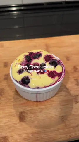 Baked Berry Cottage Cheesecake has over 45 g of protein, easy to make and delicious! 🍓🫐 Ingredients: 100 g cottage cheese  30 g Greek yogurt  1 large egg 1-2 tbsp sweetener of choice  1 scoop protein powder  50 g berries of choice (fresh or frozen) Instructions: Preheat oven to 350°F (175°C). Add cottage cheese, Greek yogurt, egg, sweetener, and protein powder to a blender. Blend until smooth and creamy. Pour into a small oven-safe dish or ramekin. Add in the berries. Bake for 20–25 minutes, until the center is set.  Let it cool completely before eating.  #highprotein #cheesecake #cottagecheese #healthydessert 