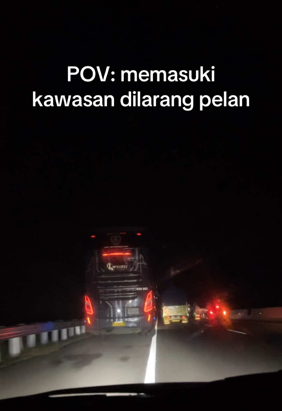bukannya ga mampu nyalip bus nya, tapi percuma juga di salip, nanti juga di salip balik 😭🙏 #transjawa #toltransjawa #kawasandilarangpelan #kencana #kencanaluxurybus 