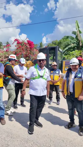 Tidak ada Hari Libur ! Semua untuk Masyarakat Bombana  Meninjau Pekerjaan Jalan Pulau Kabaena utara  Pemerintah Kabupaten Bombana terus menunjukkan komitmennya dalam memperbaiki infrastruktur jalan di Pulau Kabaena. yang menjadi penghubung strategis antarwilayah di pulau tersebut. Namun, pekerjaan jalan ini tidak lepas dari tantangan, termasuk kondisi geografis dan keterbatasan anggaran untuk menyelesaikan seluruh ruas jalan. Meski demikian, pemerintah optimis bahwa proyek ini akan selesai sesuai target. Dengan fokus pada perbaikan jalan yang menghubungkan wilayah strategis seperti pelabuhan dan  wisata, pemerintah berharap pembangunan ini dapat mendukung perekonomian lokal sekaligus meningkatkan kualitas hidup masyarakat di Pulau Kabaena  #burhanuddin #burhanuddin 