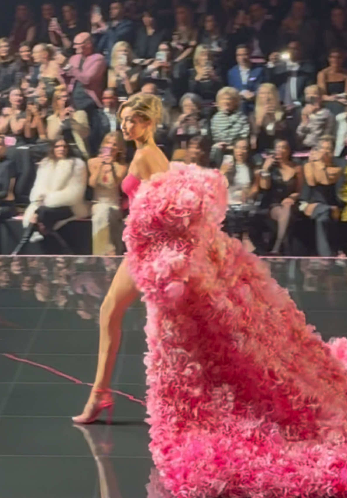 She is the moment… @gigihadid walking Victoria’s Secret 2025 💖🌸     Video: Hypebae  #vsangel #vsfashionshow #victoriassecret #gigihadid #fashiontiktok     