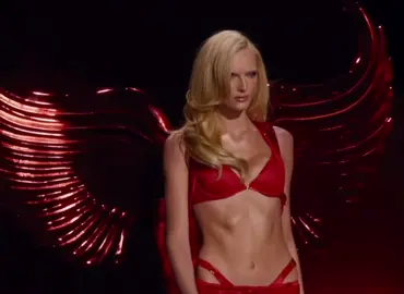 Alex Consani walking for the 2025 Victoria Secret Fashion Show ❤️ #alexconsani #victoriassecret #victoriassecretfashionshow #vsfashionshow2025 #fyp @Victoria’s Secret @Alex Consani 