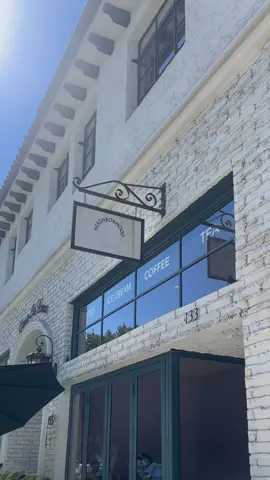 the walk to Neighborhood coffee in Los Angeles 💙 #remotework #coffeeshop #losangeles #neighborhoodwalk 