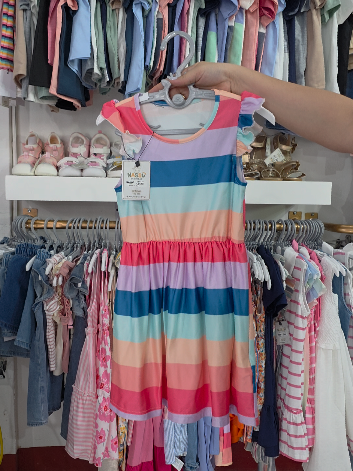 ✨ Colores que inspiran alegría ✨ Este vestido de rayas es pura diversión y frescura. Perfecto para los días llenos de juegos, risas y momentos felices 🌈 Su tela suave y ligera hará que tu pequeña se sienta cómoda y se vea adorable todo el día 💕 Disponible en Nassu Babywear 📲 8452-8445 #NassuBabywear #VestidoDeNiña #ModaInfantil #RopaParaNiñas #EstiloConAmor 