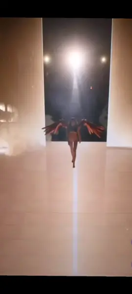 Me encanta como modela Adriana Lima😍🫦#viraltiktok #adrianalima #victoriasecretshows2025 #pinchetiktokponmeenparati😘 #fyppppppppppppppppppppppp 