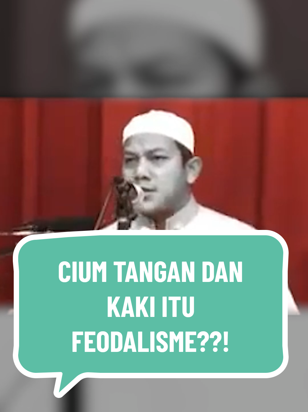 CIUM TANGAN DAN KAKI ITU FEODALISME??! . Simak penjelasan Syekh Ibn Utsaimin Berikut ini! . Untuk insight dan referensi yang lebih komprehensif silakan tonton di Youtube Njeh 😊 .  #santri #ngaji #kyai #adab #islam 