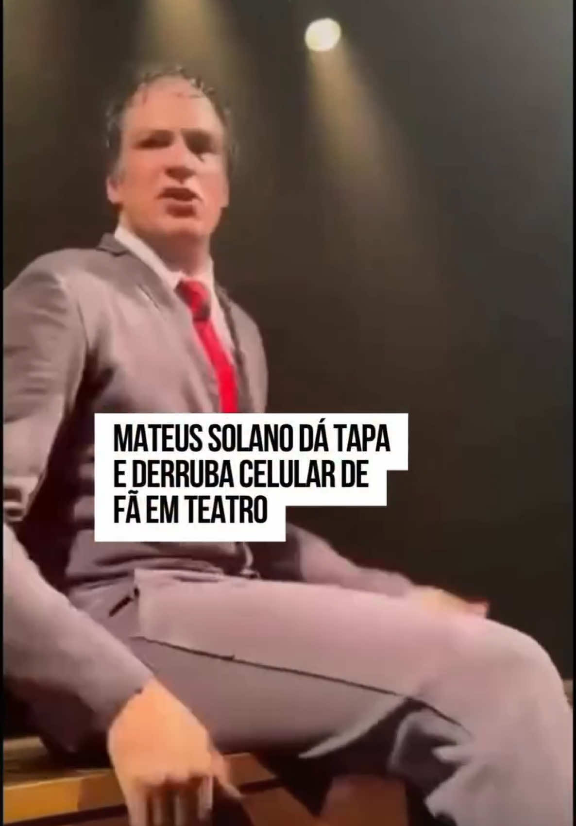 #MateusSolano se envolveu em uma polêmica após #viralizar um vídeo em que o ator aparece dando um tapa no celular de uma mulher que assistia ao seu espetáculo, O Figurante, na noite dessa terça-feira (14/10), em Santa Rosa, no #RioGrandedo Sul. O caso foi revelado pelo jornalista Alessandro Lo-Bianco durante o programa A Tarde é Sua, da RedeTV!, nesta quarta-feira (15/10). Segundo o colunista, a mulher envolvida na situação foi quem enviou as imagens. No vídeo, é possível ver o momento em que Solano percebe que uma espectadora na primeira fileira usava o celular para filmar a peça e, em seguida, dá um tapa no aparelho, que cai no chão. #EntretêNews 