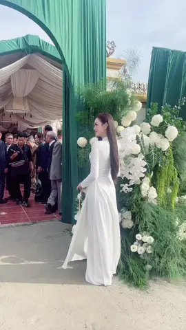 “Cô dâu trong tà áo dài trắng tinh khôi 🤍 Đơn giản, dịu dàng nhưng đầy rạng rỡ — nàng hậu bước vào ngày trọng đại của đời mình 💍✨ #hoahauvietnam #dothiha #damcuoi #hoahaudoha”