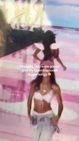 she indeed slayed tho (update : yall chill 😭 i never said she looked bad I just assumed she was gonna get big wings ) #quenblackwell #victoriassecret #victoriassecretfashionshow #foryoupage #angelwings 