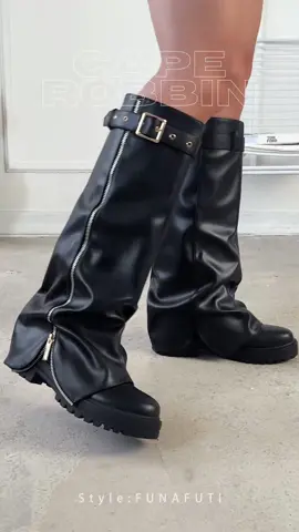 Zip up and step out. 🖤 🔎: Dollie #Caperobbin