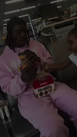 I got to teach my baby girl that every bite of Fries need ketchup 💚🔑