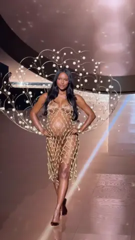 pregnant on the runaway, she killed it #victoriasecretfashionshow 