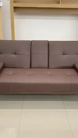 Sofa bed Geni berbahan kulit sintetis di lengkapi cup holder di bagian sisi tengah sofa sekaligus berfungsi sebagai tambahan meja  #gayadirumah #easyrumah 