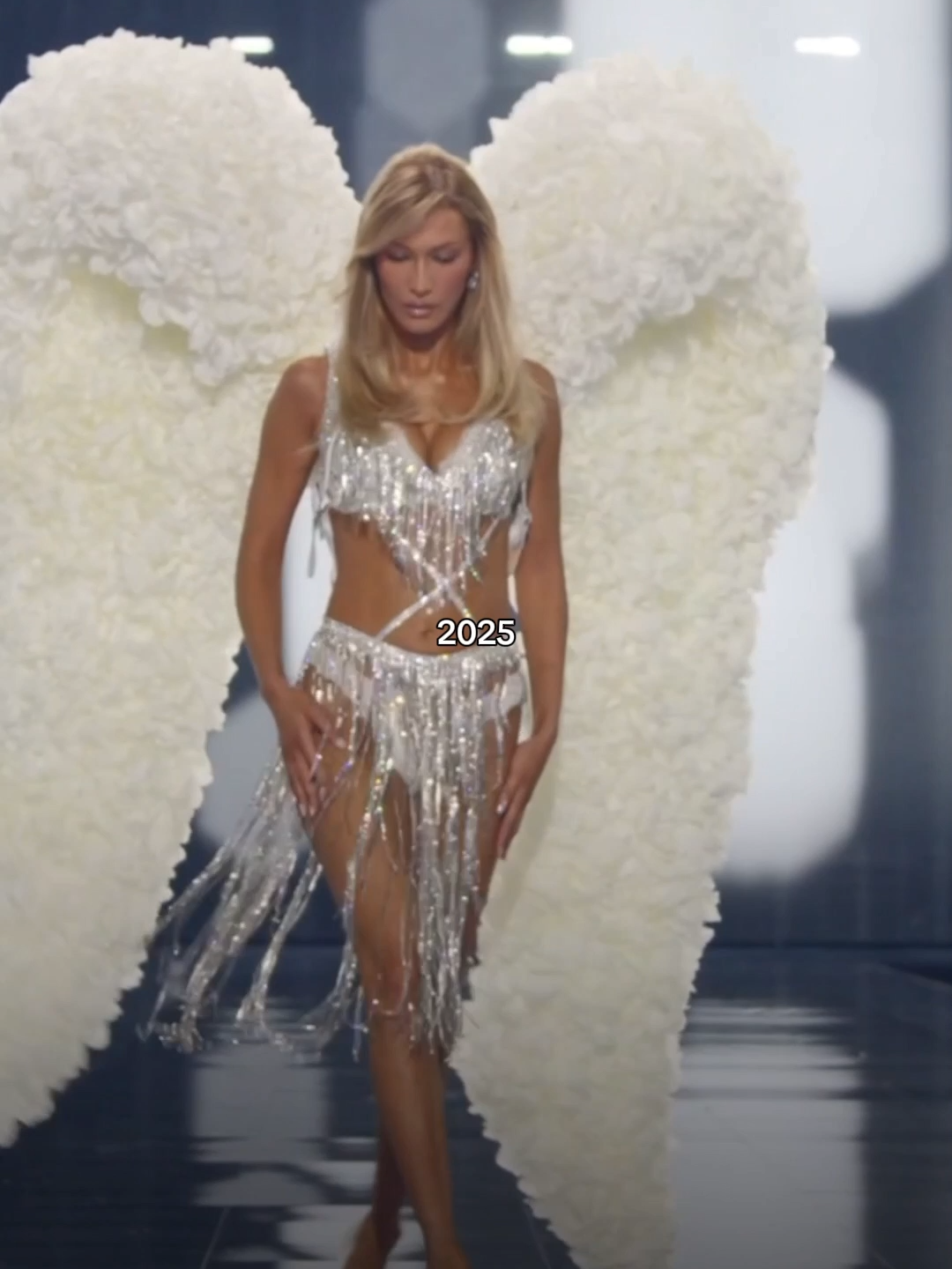 #BellaHadid no Victoria's Secret Fashion Show 2025 vs 2016 ✨ #TikTokFashion #vsfs #vsfashionshow #TikTokFashion #vsfs