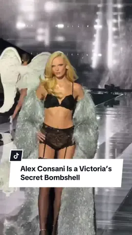 @Alex Consani can do no wrong on the runway. @Victoria’s Secret #AlexConsani 