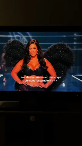 Fan fan fan @Victoria’s Secret @victoriassecretfrance #plussize #plussizefashion #victoriassecret #victoriassecretfashionshow #ashleygraham 