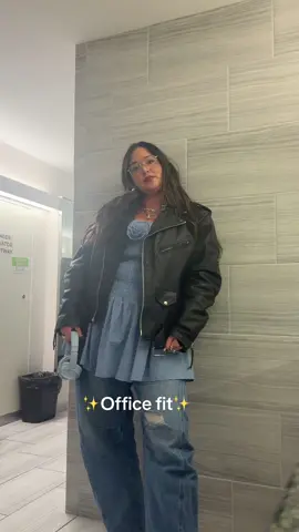 Prepare to be sick of me and this recently purchased vintage leather jacket 😎 #foryoupage #outfitinspo #vintage #midsizefashion 
