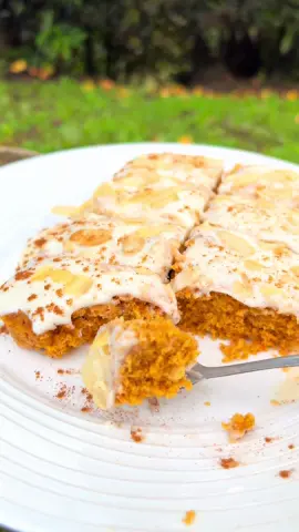 🌿✨ Carrot Cake en Microondas: fácil y delicioso 🥕💛 ¿Antojo de algo dulce pero sin pasar horas en la cocina? 😋 Te dejo mi receta express de pastel de zanahoria al microondas, con una cubierta cremosa de yogurt y limón que te va a encantar. 🧁 Ingredientes para el pastel: 	•	1 huevo 	•	2 cucharadas de aceite de oliva 	•	4 cucharadas de yogurt natural 	•	1 cucharada de azúcar 	•	1 cucharadita de canela 	•	6 cucharadas de harina de avena 	•	1 cucharadita de polvo de hornear 	•	3 cucharadas de zanahoria rallada 	•	2 cucharadas de almendras laminadas o picadas 🍋 Cobertura cremosa: 	•	½ taza de yogurt natural 	•	½ taza de crema de leche 	•	1 cucharada de azúcar 	•	Zumo de ½ limón Mezcla todo y deja reposar en la nevera por 30 minutos. Preparación: 1️⃣ Mezcla todos los ingredientes hasta obtener una masa homogénea. 2️⃣ Vierte en una refractaria engrasada. 3️⃣ Lleva al microondas por 3 minutos (ajusta según potencia). 4️⃣ Deja enfriar un poco antes de desmoldar. ✨ Montaje: Coloca el pastel en un plato, cubre con la mezcla de yogurt, y decora con un poco de canela en polvo y almendras por encima. 🌰 Listo 💫 Un carrot cake suave, aromático y saludable en menos de 15 minutos. #CarrotCake #RecetasFáciles #PostreSaludable #HechoEnCasa #Microondas     