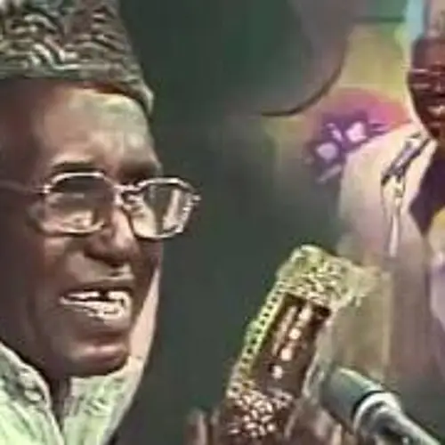 صحيح أن أغنية (شقي ومجنون) حققت شهرة عالية جداً وأصبحت واحدة من درر الغناء في السودان  حوت مكتبة الغناء السوداني عدداً ليس بالقليل من الروائع والدرر التي تناقلتها – وستتناقلها – الأجيال لسنوات طويلة، وسارت بذكرها الركبان ورددتها وسائل الإعلام وأفواه المغنين في أوقات مختلفة، أغنية الراحل الكحلاوي (شقي ومجنون) إحدى تلك الأغنيات التي حوتها مكتبة الغناء، ونالت ما يشبه الإجماع من مستمعي الغناء، منحت الراحل الكحلاوي حظا وافرا من الشهرة والصيت، ولكن الأغنية بما حققته من ذيوع وانتشار لم تساهم في انتشال الشاعر الأستاذ (فتحي الضو) إلى عالم النجومية والشهرة كحال بعض الأغاني التي ساهمت إسهاماً مباشراً في نقل أصحابها من منطقة الظل والمجهول إلى الشهرة المطلقة. إسم الأغنية: شقي ومجنون  الشاعر الراحل : فتحي الضو ألحان وأداء الفنان الراحل : صديق الكحلاوي  ♧◇♡♤#■□●@○ قالو قالو علي شقي ومجنوون  صحيح مجنووون وإنتو جنوني يا حلوين *** **** *** ** * *** ** إنتو لي قلبي  زاد عمرو وليهو المُنية والسلوى  جنوني عيون عيون لو شافا  عطشاان السنين يروى وليه ما أجن ؟ الليل الليل البشيل الناس بشيلو هموم  أقاسي مرارة الوحدة  وأغالب دمعة المحروم أتعذب سنين  ما ضُقت طعم النوم  صحيح شقي ومجنون *** **** *** ** * *** ** كتير يا ناس كتير  كتير أمثالي من هجر الحبيب جنو إن شاء الله أجن  وأزيد في الجن  بس إنتو يا أحباب حِنو ايه أنا عندي في الدنيا ؟ فؤادي إنتو مالكنو  شبابي الكُنت بحلف بيهو  ودرتوهو من بدري  الصبر كملتو بي صبري *** **** *** ** * *** ** أساهر الليل برايا برايا  براي برايا وبي شوق السنين ممكون أتحسر وأشيل الهم  على يوم بكرة  كيف ح يكون دموعي الدمعة ذارفة الدمعة ذارفة وإنتو بتقولو مجنون  وحات الشُفتو في ريدكم صحيح شقي ومجنون *** **** *** ** * *** ** قالو قالو علي شقي ومجنوون  صحيح مجنووون وإنتو جنوني يا حلوين