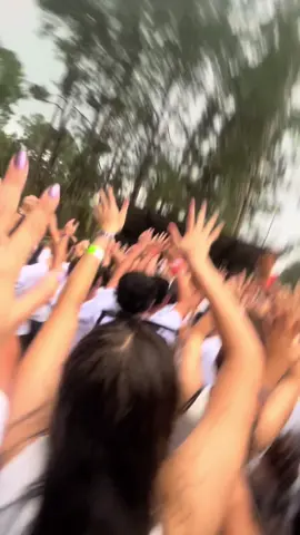 VEM VIVER! só quem viveu sabe. e eu só tenho que agradecer por tudo isso que eu vivenciei ao lado de uma equipe maravilhosa e com pessoas incríveis. nessa viagem eu me aproximei de pessoas que eu nem tinha tanta proximidade, fiz novas amizades com pessoas que moram longe e perto. conheci uma pessoa que marcou muito esses dias e me fez ser mais feliz!  pude curtir essa viagem ao lado do meu quarteto que é mais que especial pra mim. troquei a fitinha com cada um no fogo do conselho.  enfim, eu jamais vou esquecer cada momento, cada brincadeira, aprendizado, choro e as tantas risadas e fofocas pós festas. vai ficar sempre na minha memória mais feliz e eu vou guardar isso com muito amor❤️💙#nroficial #vemviver#fyp#viral#foryoupage
