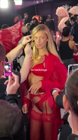 bella hadid no VSFS 🥹🤍 #TikTokFashion #vsfs #model #victoriassecretfashionshow #bellahadid 
