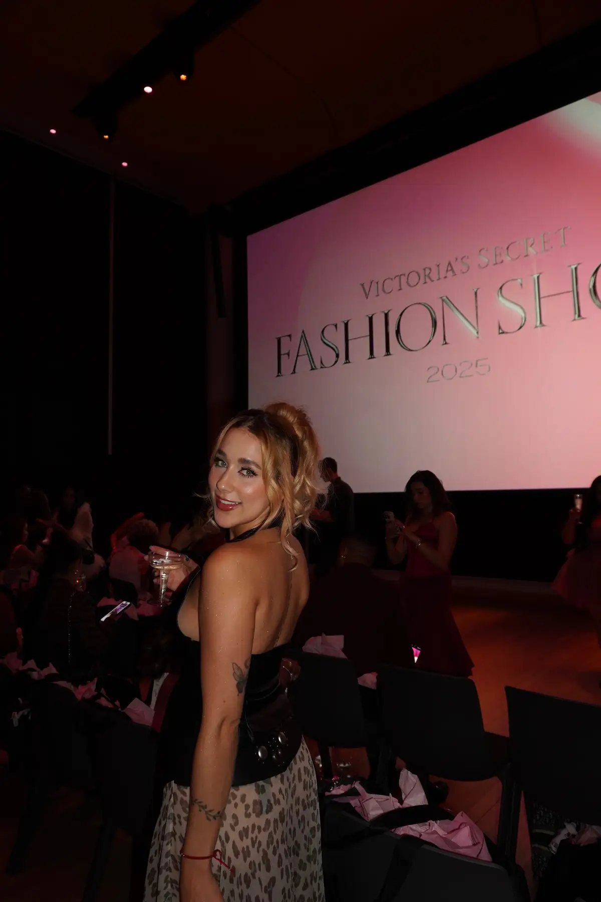 🪽💖✨ #fyp #vsfashionshow #v #parati #foryou 