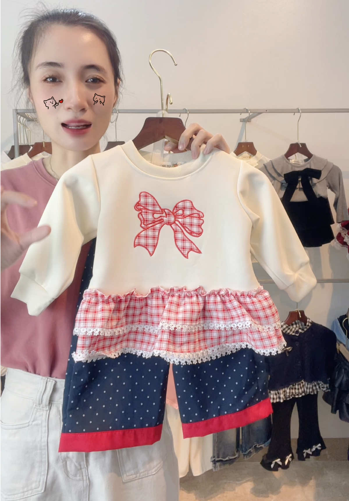 Set áo nỉ thêu nơ đỏ xinh kèm quần xuông chấm pi cho bé gái 🌷🌷🌷#thoitrangtreem #quanaobegai #vayxinhchobe #xuhuongtiktok #phoidoxinh #quanaotreem #dochobe #outfit #setxinh #outfit #ThaTim5Ngon 