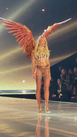 #candiceswanepoel for #victoriassecretfashionshow 2025 #southafrica #SuperModel #vsangel 