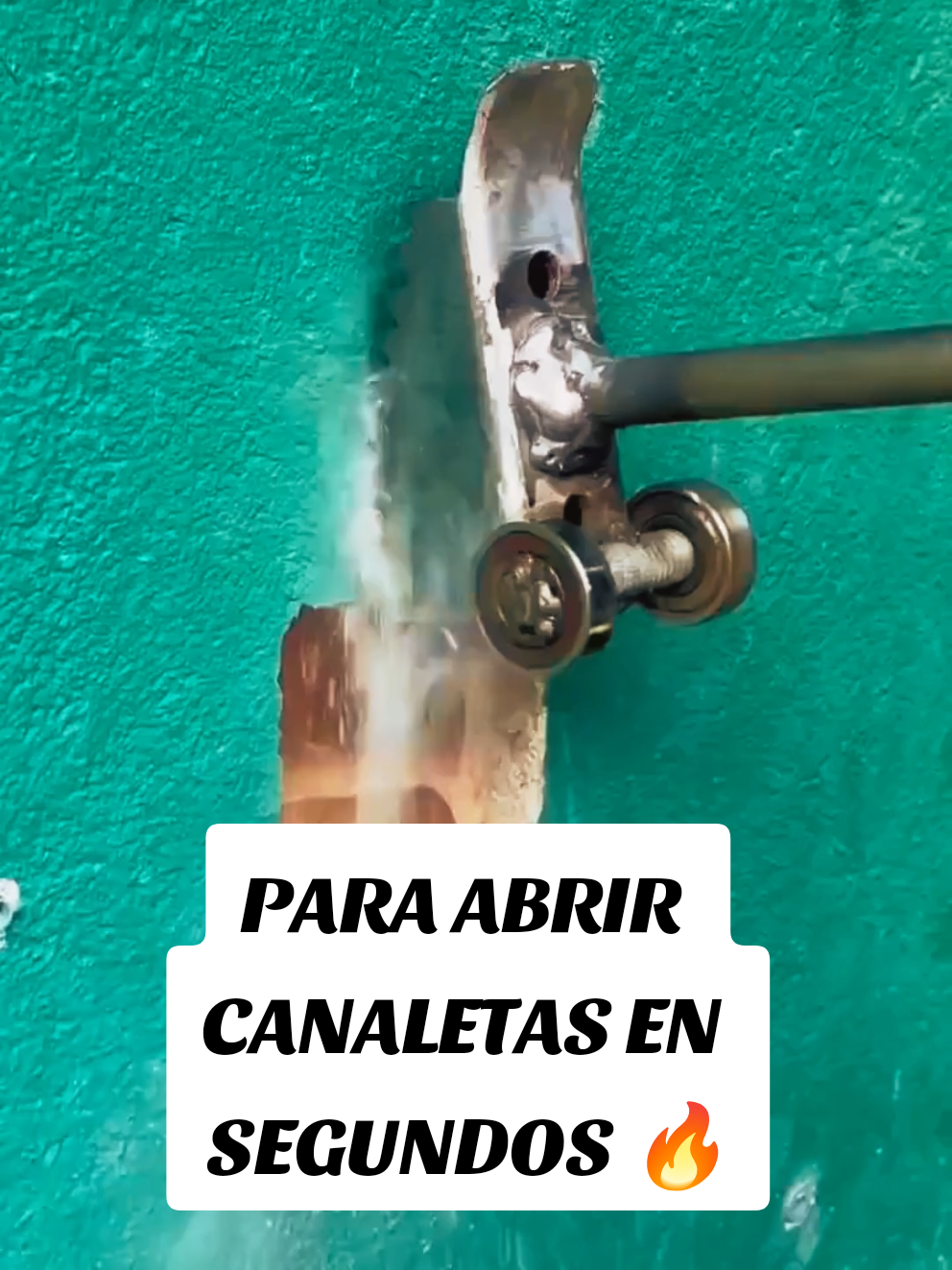 🔥 Herramienta casera que todo instalador debería tener. Con un poco de ingenio y materiales reciclados, puedes fabricar tu propia canaleta-maker para abrir paredes sin esfuerzo. 💡 Precisión, potencia y ahorro, todo en una sola idea. 👇 Comenta “QUIERO” y te enseño cómo hacerla paso a paso 👇#HerramientasCaseras #ElectricidadDomiciliaria #PlomeriaFacil #CanaletaPerfecta #HazloTuMismo 