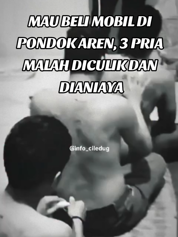 MAU BELI MOBIL DI PONDOK AREN, 3 PRIA MALAH DICULIK DAN DIANIAYA Kasus penculikan dan penganiayaan terjadi di Pondok Aren, Tangerang Selatan, pada Sabtu (11/10/2025). Peristiwa ini viral di media sosial setelah video yang menampilkan para korban terluka beredar luas. Dalam video tersebut, tampak tiga korban mengalami luka di bagian punggung akibat penganiayaan. Mereka saling membantu mengoleskan cairan diduga balsam ke luka-luka tersebut. Kabid Humas Polda Metro Jaya Brigjen Ade Ary Syam Indradi mengatakan, aksi penculikan dan penganiayaan itu dilakukan para pelaku dengan modus jual beli mobil. Peristiwa bermula ketika korban hendak membeli mobil dari pelaku. Saat bertemu, korban datang bersama isteri dan dua temannya. Namun, bukannya bertransaksi, korban dan dua temannya justru diculik oleh pelaku ke sebuah tempat lalu dianiaya. Sementara istrinya berhasil melarikan diri setelah dua hari disekap. “Dilakukan penganiayaan (oleh pelaku),” kata Ade Ary di Polda Metro Jaya, Rabu (15/10). Usai kejadian, polisi bergerak cepat melakukan penyelidikan. Hasilnya, tiga orang diamankan Subdit Resmob Ditreskrimum Polda Metro Jaya. “Dilakukan penganiayaan (oleh pelaku),” kata Ade Ary di Polda Metro Jaya, Rabu (15/10). Usai kejadian, polisi bergerak cepat melakukan penyelidikan. Hasilnya, tiga orang diamankan Subdit Resmob Ditreskrimum Polda Metro Jaya. “Ada tiga orang yang diamankan, selanjutnya dilakukan pendalaman dan pengembangan,” ujarnya. Meski sudah diamankan, polisi belum... (teks terpotong di bagian bawah) Pemeriksaan intensif. Polisi mengimbau masyarakat agar lebih waspada dalam melakukan transaksi, terutama yang dilakukan melalui media sosial. “Kami berharap kita masing-masing individu berhati-hati dalam berkomunikasi dan bertransaksi. Harus waspada,” tegasnya. Sumber: Kumparan.com 🎥 @aktualnews.id #beritatiktok #viraltiktok #fyppppppppppppppppppppppp #pondokaren 