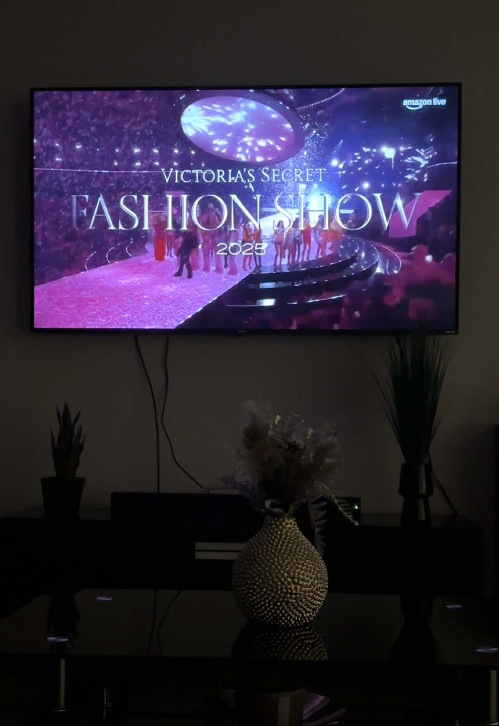 Victoria’s Secret Fashion Show 2025 🪽the holiday of glamour @Victoria’s Secret @VSPINK #victoriassecret #victoriassecretfashionshow #vsfashionshow2025 #Runway #victoriassecretangel 