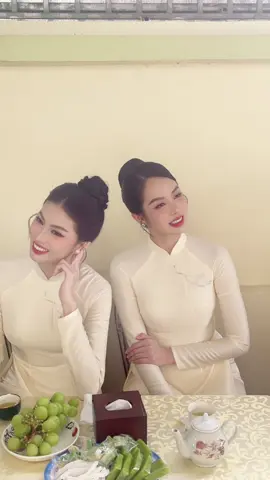 Hai người đẹp Ngọc Thảo - Thanh Thuỷ tại lễ ăn hỏi Đỗ Hà 