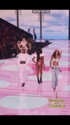 ¡Colombia en la casa! 🤩 La colombiana Valentina Castro en la pasarela del Victoria’s Secret Fashion Show 2025. ✨😮‍💨🪽 #VSFashionShow #victoriasecretshows #model #colombia #modelo 