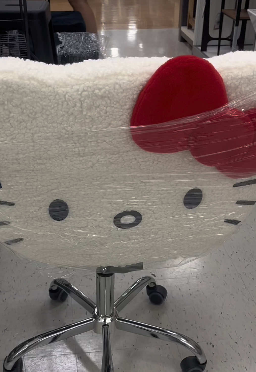 need the chair for my vanity asap 😭 #marshalls #hellokitty #vanity #marshallsfinds #fyp 