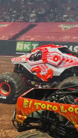 Monster truck jump #monstertruck #monsterenergy #automobile #gravedigger #chicagomarathon 