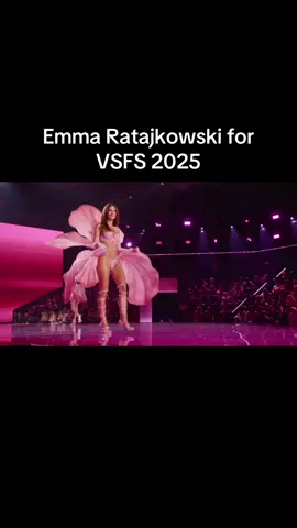 This gave such angels in bloom vibes, loved itttt#vsfs2025 #victoriassecret #emrata #model #viralvideo 