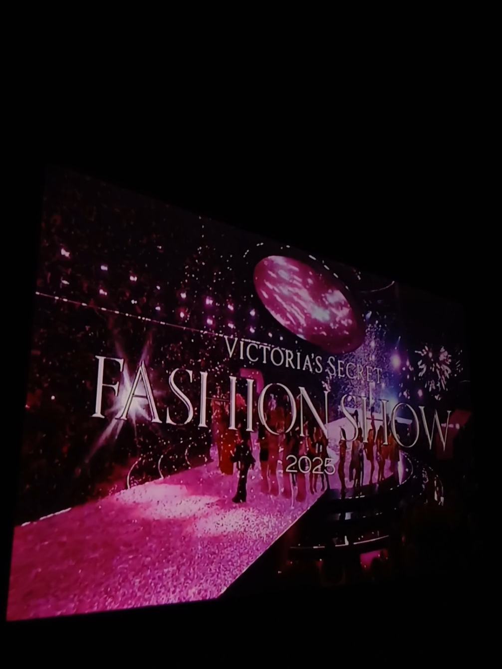 🪽🩷✨️ #vsfs #victoriassecretfashionshow #adrianalima #modelo #desfile 