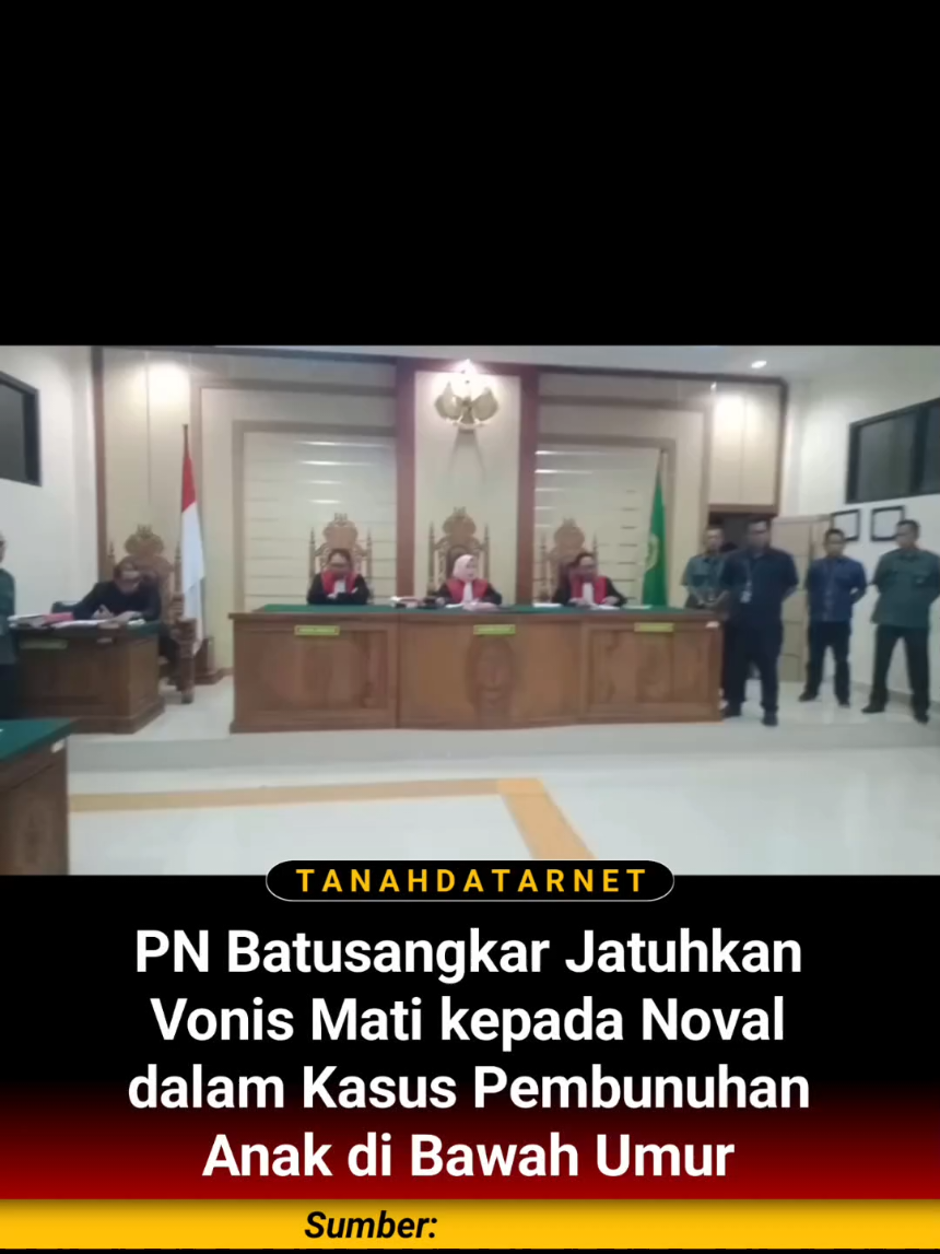 Pengadilan Negeri (PN) Batusangkar menjatuhkan vonis mati terhadap Noval Julianto, terdakwa utama dalam kasus pembunuhan anak di bawah umur. Vonis dibacakan dalam sidang terbuka untuk umum pada Selasa (14/10/2025) di Ruang Sidang Utama PN Batusangkar. Dalam perkara yang sama, Bima, rekan terdakwa, dijatuhi hukuman pidana penjara selama 18 tahun. “Menyatakan terdakwa Noval Julianto terbukti secara sah dan meyakinkan bersalah melakukan tindak pidana pembunuhan dengan rencana terlebih dahulu sebagaimana dalam dakwaan alternatif pertama, serta menjatuhkan pidana kepada Nofal dengan pidana mati,” demikian bunyi amar putusan yang dibacakan oleh majelis hakim. Sidang pembacaan putusan itu berlangsung dengan pengawalan ketat dari aparat kepolisian. Pihak keluarga korban yang hadir tampak haru dan lega mendengar keputusan majelis hakim. Kasus ini sebelumnya menyita perhatian publik karena melibatkan korban anak di bawah umur dan tindakan kejahatan yang dilakukan secara keji dan terencana. #Batusangkar #TanahDatar #TanahDatarNet 