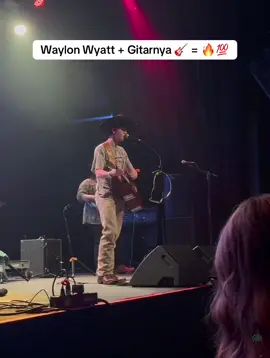 Bagian 2 | Penonton hening, menikmati setiap kata yang @WAYLON WYATT nyanyikan 💫 